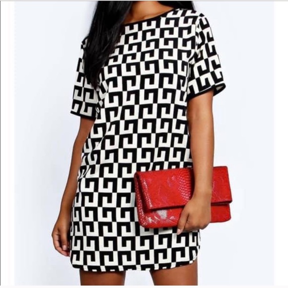 Boohoo Dresses & Skirts - 🆕🆙Boohoo Geometric Print Shift Dress ✨REPOSH✨
